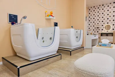 Kadice za bebe i kutak s podlogama za masažu u Baby Spa Lu.