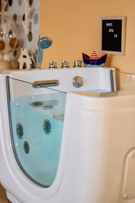 Kadica s vodom, tušem i igračkom u prostoru Baby Spa Lu.