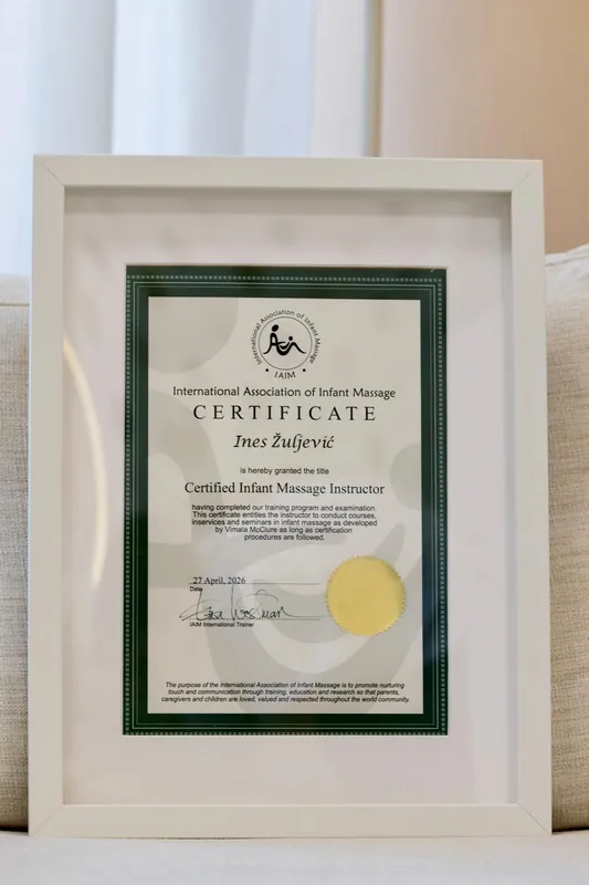 Uokvireni IAIM certifikat Ines Žuljević, instruktorice masaže za bebe